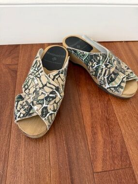 Magnified Women's Beige Green Camouflage Slide Sandals